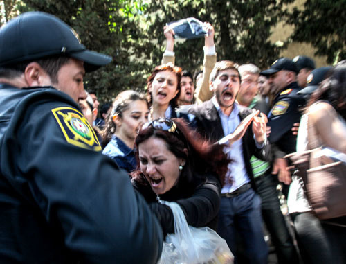 Police detaining supporters of Nida activists. Baku, May 6, 2014. Photo by Aziz Karimov for the ‘Caucasian Knot’. 