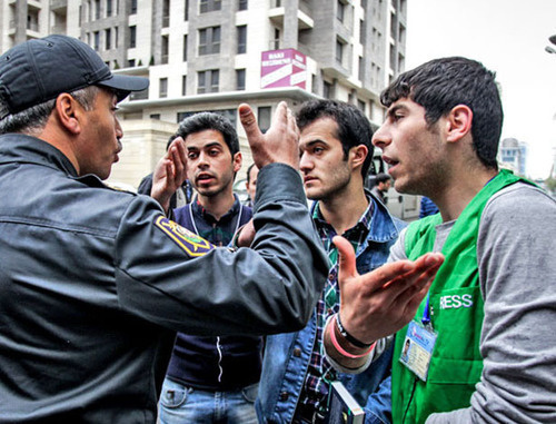 The police dispersed the supporters of the arrested "Nida" activists. Baku, April 22, 2014. Photo by Aziz Karimov for the "Caucasian Knot"