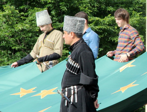 Participants of the commemorative events on the 150th anniversary of the end of the Caucasian War with a Circassian  flag. Adygea, Maikop, May 21, 2014. Photo by Oleg Chaly for the "Caucasian Knot"