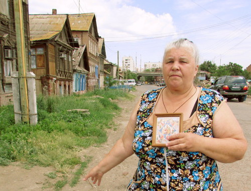 Valentina Kravets, who lives in the house No. 51 in Moskovskaya Street in Astrakhan said that after the fire of March 25, her house was recognized a dilapidated house. However, the city administration has not yet informed her whether she will be granted a new or temporary housing. Astrakhan, May 28, 2014. Photo by Vyachaslav Yaschenko for the ‘Caucasian Knot’. 