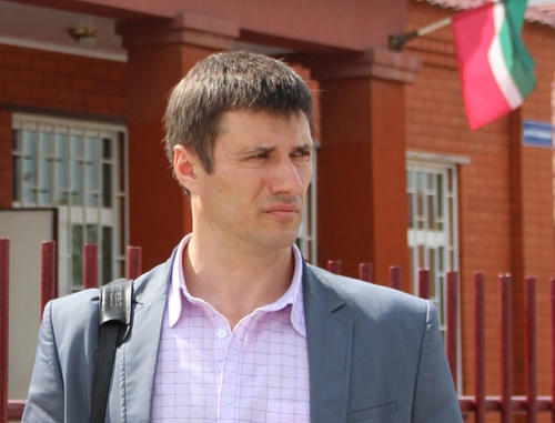 Pyotr Zaikin, advocate of Ruslan Kutaev, near the building of the Urus-Martan City Court. May 23, 2014. Photo by Magomed Magomedov for the "Caucasian Knot"