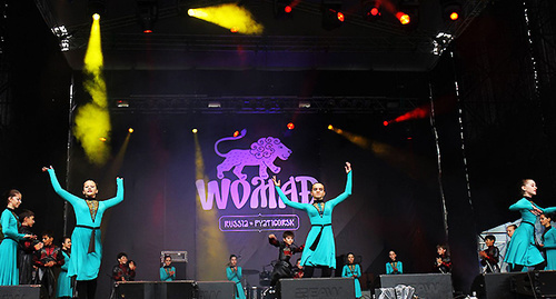 Artist performance at WOMAD Russia. Photo: http://womadrussia.ru/festival/photogallery/17/