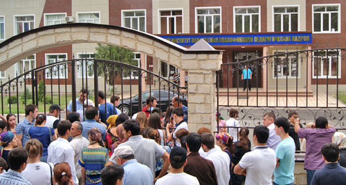 Institute of qualification improvement of pedagogical staff. Graduates and their parents waiting for their turn to consider appeals for chemistry and social studies. Makhachkala, June 29, 2014. Photo by Natalya Kraynova for the "Caucasian Knot"