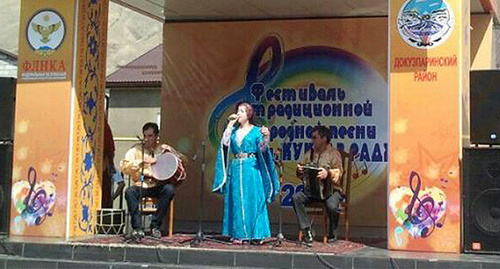 Singer at the scene of the festival, the village of Usukhchai of the Dokuzpara District of Dagestan on August 23, 2014. Photo http://flnka.ru/glav_lenta/7082-festival-narodnoy-pesni-v-dokuzpare.html