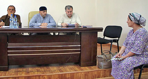 Reception of citizens over housing problems at the Prefect’s office of the Lenin District of Grozny. Photo by press-service of Grozny Mayor’s Office, http://www.grozmer.ru/news.html