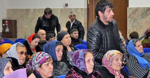Relatives of disappeared Chechen residents who received genetic passports. Grozny, October 28, 2014. Photo: ‘Molodezhnaya Smena’ newspaper, http://msmena.ru