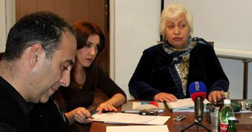 Asiyat Khabicheva, the Chair of the Public Oversight Commission of the Karachay-Cherkessian Republic (right),  at the press conference, November 13, 2014. Photo by the ‘Caucasian Knot’ correspondent.