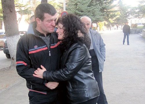 Vladimir Yeloev and his sister. After the release. December 2, 2009. Photo by the "Caucasian Knot"