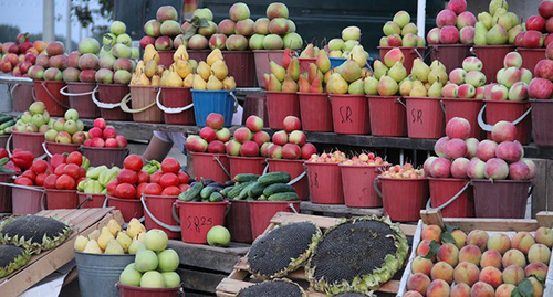 Fruits at the market. Photo by Akhmed Aldebirov for the ‘Caucasian Knot’.