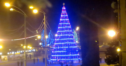 New Year tree in the Central Square of Stepanakert. Nagorno-Karabakh. Photo by Alvard Grigoryan for the "Caucasian Knot"