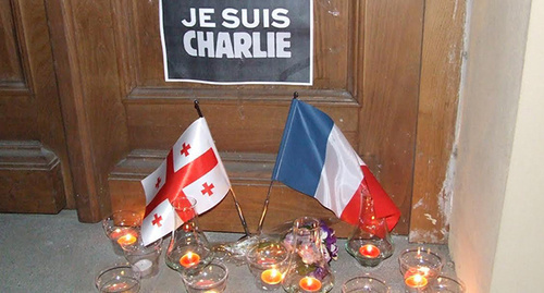 Flags of Georgia and France, candles - in memory of terror act victims. Photo by Edita Badasyan for the ‘Caucasian Knot’. 