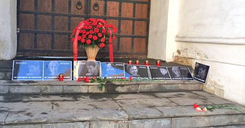 Flowers left at the site of murder of the lawyer Stanislav Markelov and the journalist of "Novaya Gazeta" Anastasia Baburova, Moscow, January 19, 2015. Photo by Yulia Buslavskaya for the ‘Caucasian Knot’. 