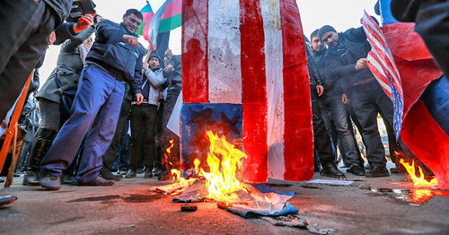 Nardaran residents burning down the flags of France, Israel, United States and Armenia, January 21, 2015. Photo by Aziz Karimov for the ‘Caucasian Knot’.