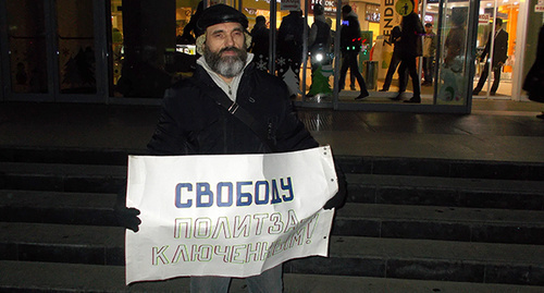 Solo picket in support of Alexei Navalny. Photo by Elena Grebenyuk for the ‘Caucasian Knot’. 