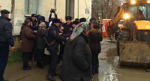 Policemen pushing protesters away from the construction site of high-rise apartment blocks. Photo by Timur Isaev for the ‘Caucasian Knot’. 