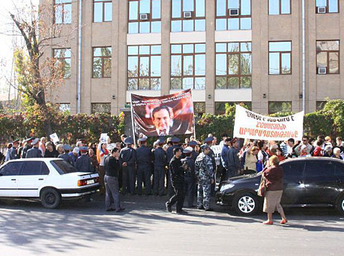 Picket of Erevan community "Shengavit" next to the court of general jurisdiction house, during the trial concerning opposition activist, the "Armenian time" chief editor Nikolay Pashinyan. Erevan, October 21, 2009. Photo by the "Caucasian Knot"