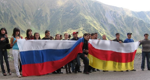 Flags of Russia and South Ossetia. Photo: http://rusila.su/wp-content/uploads/2014/11/8739_big.jpg