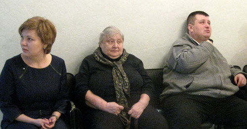 Svetlana Sidorkina (to the left) in the corridor of the Moscow District Military Court. April 2015. Photo by Vyacheslav Feraposhkin for the "Caucasian Knot"