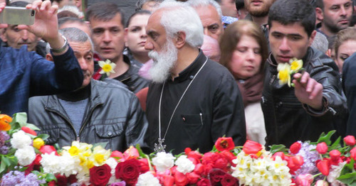 Residents and guests of Armenia bring flowers to "Tsitsernakaberd" memorial. Yerevan, April 24, 2015. Photo by Tigran Petrosyan for the "Caucasian Knot"
