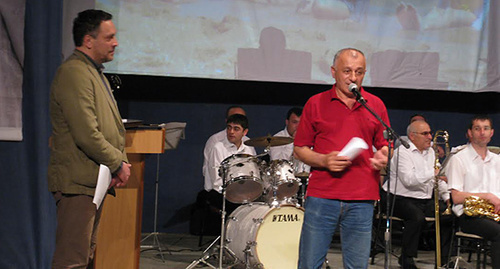 Maxim Shevchenko (to the left) and Dagestani journalist Alik Abdulgamidov present prizes in memory of Dagestani journalist Khadjimurad Kamalov. Photo by Timur Isaev for the "Caucasian Knot"