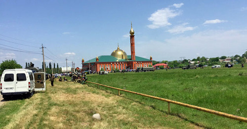 Police cordons off the Nasyr-Kort mosque. Ingushetia, June 5, 2015. Screenshot from the video posted by the ‘Caucasian Knot’. 