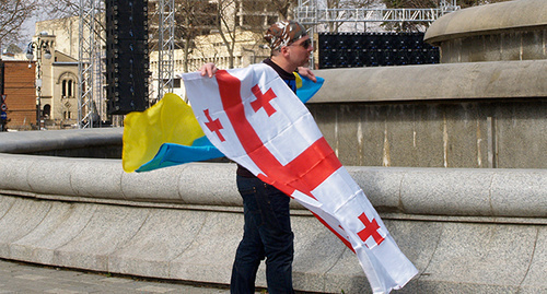 The participant of the "United National Movement" rally holds the flags of Georgia and Ukraine. Tbilisi, March 2015. Photo by Beslan Kmuzov for the "Caucasian Knot"