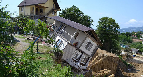 Private house in Sochi slides into the pit dug for residential complex "Kurortny". Photo by Svetlana Kravchenko for the ‘Caucasian Knot’. 