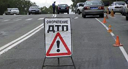Traffic accident on the highway. Photo: http://skfo.ru/news/2012/10/12/V_dorojnoy_avarii_vChechne_1chelovek_pogib_i_3gospitalizirovany/