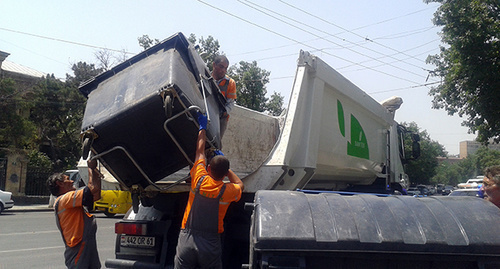 Taking-away the garbage cans from the  Baghramyan-Demirchyan crossroads the next day after the activists' dispersal. Yerevan, July 7, 2015. Photo by Armine Martirosyan for the "Caucasian Knot"