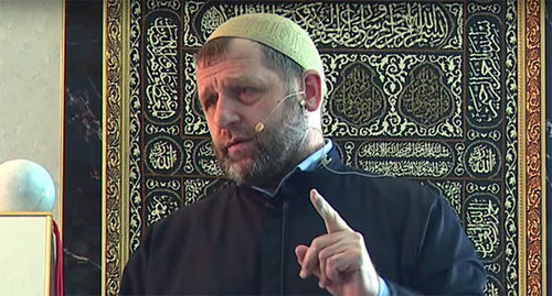 Khamzat Chumakov. Screenshot from the video of Khamzat Chumakov’s sermon (Khutba, July 31, 2015), http://ingislam.ru/video/homilies/homily_442.html