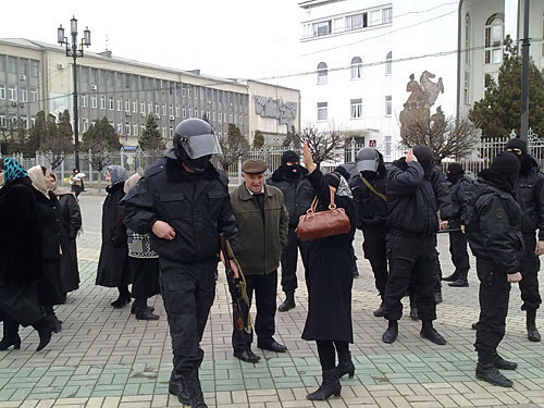 Law enforcers of Dagestan busy dispersing a rally held by relatives of the suspects accused of murdering Adilgerei Magomedtagirov, head of local MIA. Makhachkala, March 2, 2010. Photo by the "Caucasian Knot"