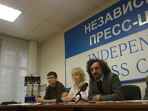 Press conference "Fighting counterfeits or fighting human rights defenders? Krasnodar case. Persecuting of Anastasia Denisova". From left to right: Dmitri Makarov, coordinator of the team of the Youth Human Rights Movement in Defence of Human Rights Activists and project coordinator of the Moscow Helsinki Group, Marina Dubrovina, Anastasia Denisova's advocate, and Alexander Verkhovskiy, Director of the SOVA Information-Analytical Centre and a member of the Public Board at the MIA of the Russian Federation. Moscow, March 2, 2010. Photo by the "Caucasian Knot"