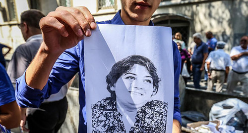 Portrait of Khadija Ismayilova in front of the court building where trial of Ismayilova is taking place. Photo by Aziz Karimov for the ‘Caucasian Knot’. 