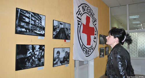 Photos and flag of the International Committee of the Red Cross. Zhanna Yanovskaya, RFE/RL