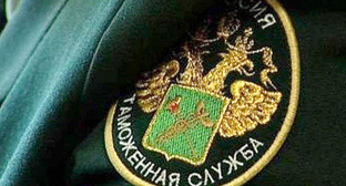 Chevron on the uniform of the Russian Customs Service employee. Photo: http://vinteresah.com/категории/новости/башкирская_таможня_упроцается_процедура_перевозки/59711 