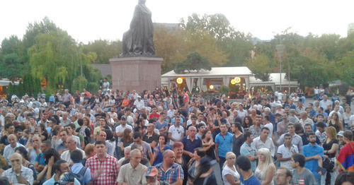 Rally of the participants of the protest against the rise of electricity tariff. Yerevan, September 11, 2015. Photo by Armine Martirosyan for the "Caucasian Knot"