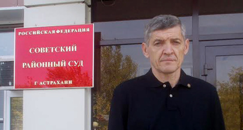 Igor Stenin near the building of the court in Astrakhan. Photo by Yelena Grebenyuk for the "Caucasian Knot"