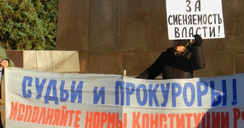 Participant of the picket in defence of the Article 31 of the Russian Constitution in Volgograd, October 31, 2015. Photo by Tatiana Filimonova for the ‘Caucasian Knot’.
