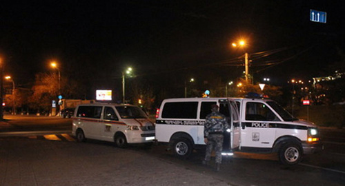 Police and Ministry for Emergencies cars at the site of incident. Photo: http://newsarmenia.am/news/armenia/muzhchina-pytalsya-szhech-sebya-v-tsentre-erevana-v-prisutstvii-maloletnikh-detey/ 