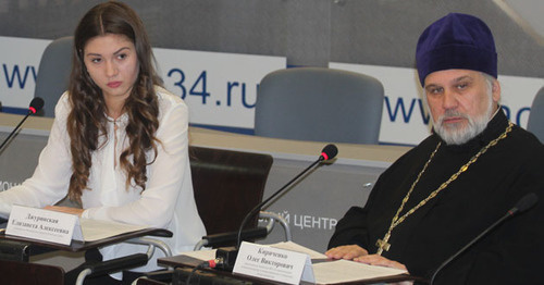Archpriest Oleg Kirichenko, Chairman of the committee on the harmonization of interethnic and interreligious relations of the Public Chamber of the Volgograd Region, and Elizaveta Dzhurinskaya at the roundtable on the topic "Prevention of extremism among young people". Volgograd, November 18, 2015. Photo http://miatz.ru/news/62560/