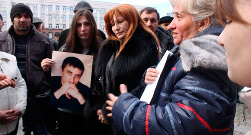 Relatives of Vladimir Tskaev. Photo: http://www.ossetia.ru/news/accidents/sosed_vladimira_tskaeva_priznalsya_chto_eto_on_str.html