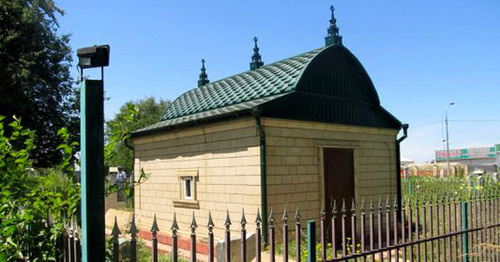 The ziyart (mausoleum) of Yangulbi-Sheikh in the Chechen village of Kurchaloi. Photo: the administration of the Kurchaloi district of the Chechen Republic http://admin-kmr.org/207-yangulbi-hadji-kurchaloy.html