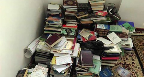 Books at the mosque in Kotrov Street. Photo by Magomed Tuayev for the ‘Caucasian Knot’. 