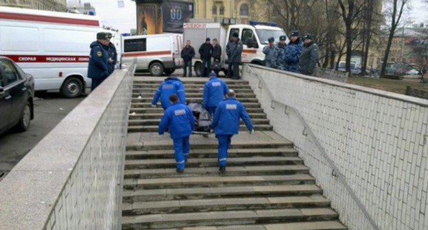 Moscow, entrance to Lubyanka metro station, casualties are taken away. Morning of March 29, 2010. Photo by http://kashin.livejournal.com, Oleg Kashin