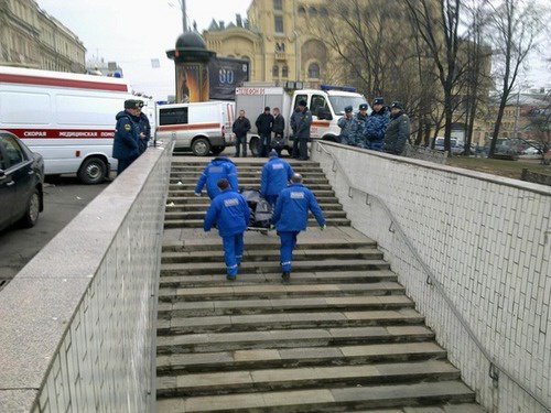 Moscow, entrance to Lubyanka metro station, casualties are taken away. Morning of March 29, 2010. Photo by http://kashin.livejournal.com, Oleg Kashin