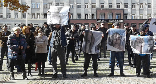 The protest action of relatives and neighbours of Vladimir Tskaev, who died in Vladikavkaz. November 2, 2015. Photo by Emma Marzoeva for the "Caucasian Knot"