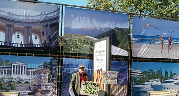 Activist Evgeni Zakharov at the picket demanding "Stop building terrorism in city-resort Sochi!" and "Green zones – to the city!" Sochi, Plane-Tree Alley, April 11, 2010. Photo by the "Caucasian Knot"