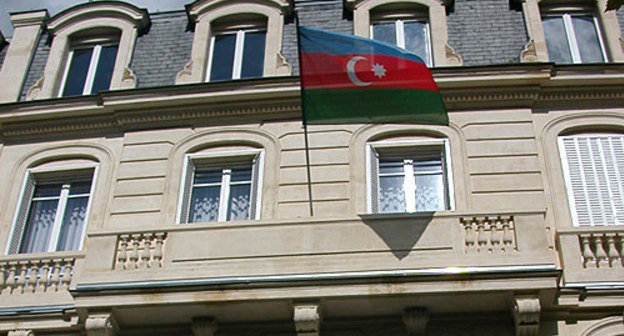 Azerbaijani banner on the embassy building in Paris (France). Photo by http://ru.wikipedia.org