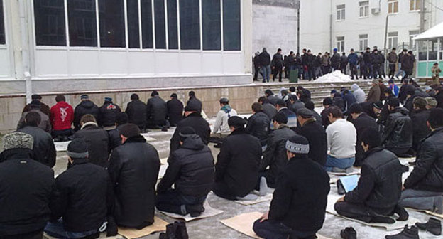 Dagestan, winter prayer at the central mosque of Makhachkala. Photo by the "Caucasian Knot"