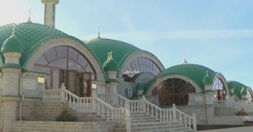 Entrance to the mosque in the village of Sernovodskaya. Photo: , the Chechen State TV and Radio Company "Grozny", YouTube.com